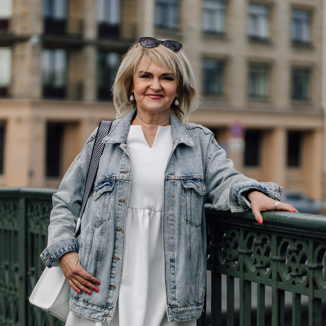 Doradzam 64-letniej mamie, z czym nosić jeansową kurtkę. Spodobał jej się jeden pomysł